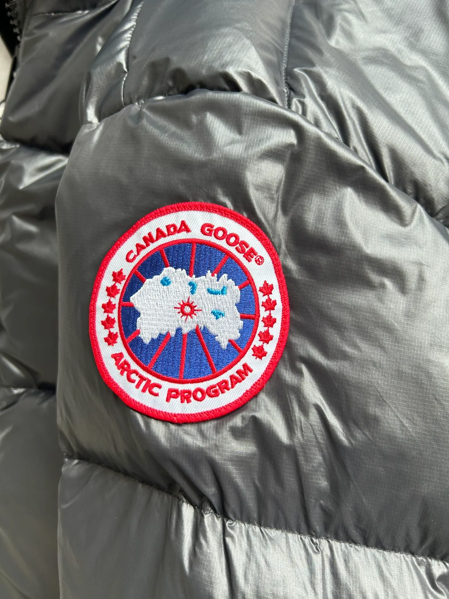 P820 ​​Black Red Label Style No.: Y111 𝘾𝘼𝙉𝘼𝘿𝘼 𝙂𝙊𝙊𝙎𝙀/Canada Goose 2023 Limited New Crofton Puff Down Jacket Pure Guangzhou Inspection 80 White Duck Down Filling‼  Top version, ceiling level‼ Crofton soft bread, the latest style in 2023, has a cold protection effect of up to level 4. It is made of recycled Feather-Light tear-resistant fabric. It is ultra-light and has no weight on the upper body at all! The unique black label highlights your temperament‼  Canada Goose, a Canadian brand, has always been recognized as the warmest down jacket. Various Instagram celebrities, Internet celebrities, and celebrities often wear it for street photos. I do Canada Goose every year, but I still can’t get rid of my love for geese. No matter how cold the winter is, there is no need to be afraid, because there are geese! Filled with 80% white duck down, Canada Goose is the legendary warmest down jacket and is known as a must-have for Arctic outdoor sports! The most popular down jacket in the world, celebrities are rushing to buy it, it is a must-have! Same style for men and women Size: S~XXL